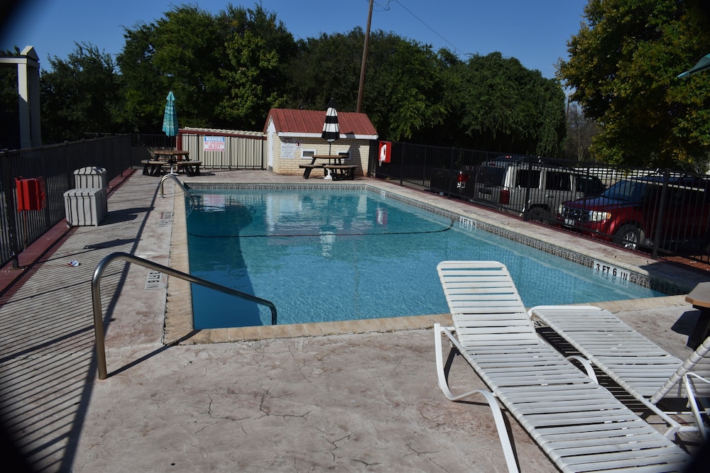 Super 8 by Wyndham Fredericksburg 16/51