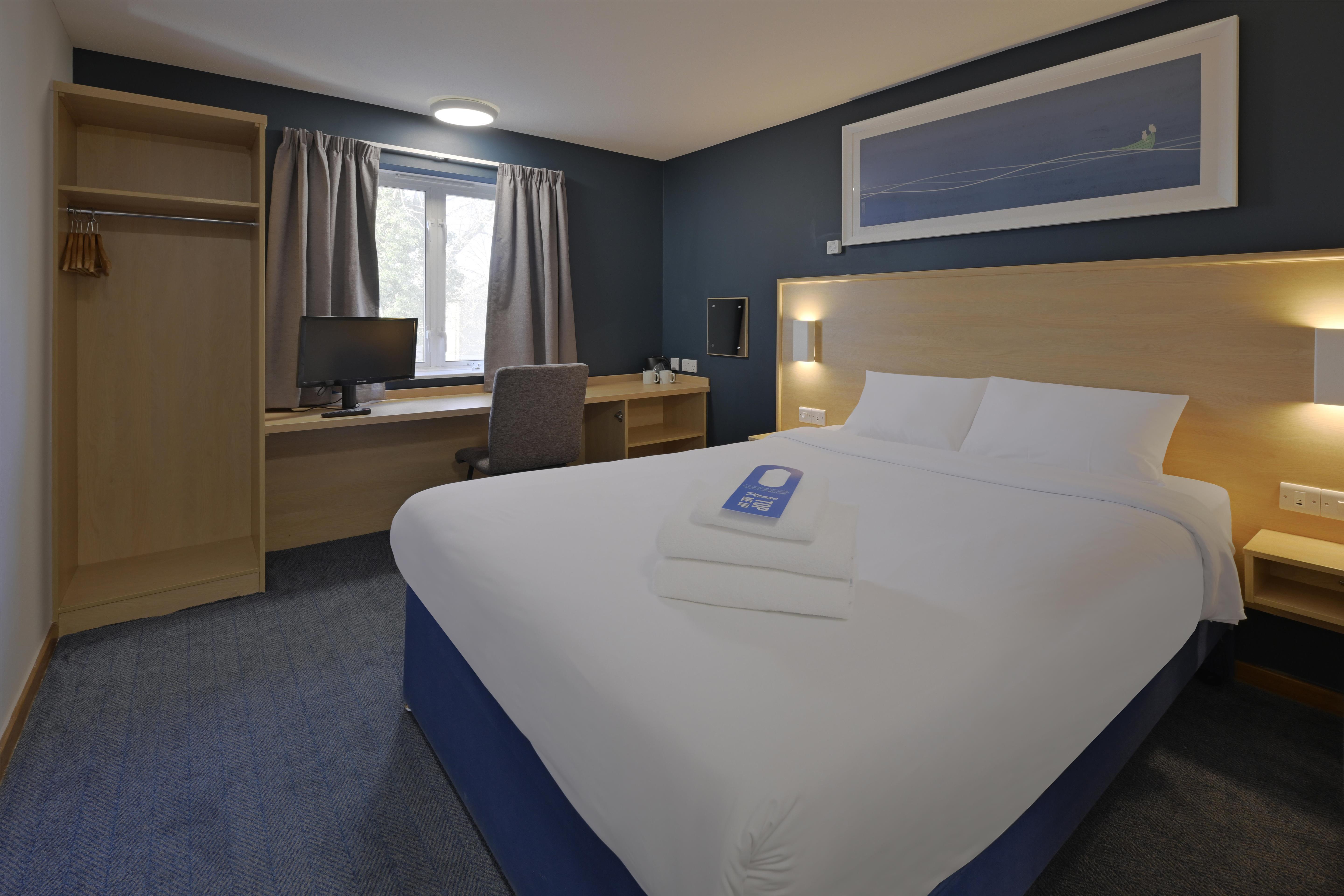 Travelodge Staines 13/30