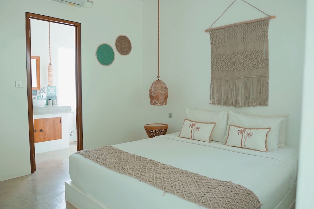 ROOM, DOUBLE BED