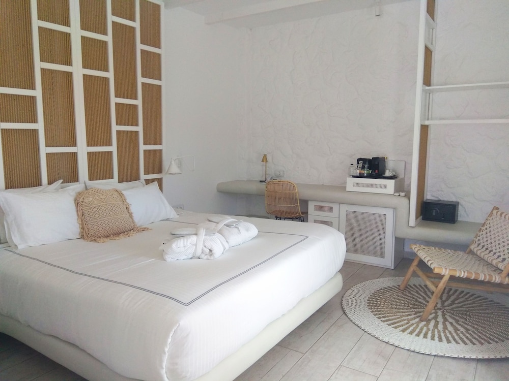JUNIOR SUITE, OUTDOOR JETTED TUB