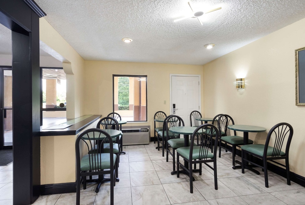 Econo Lodge Clinton - Jackson West, MS 23/25