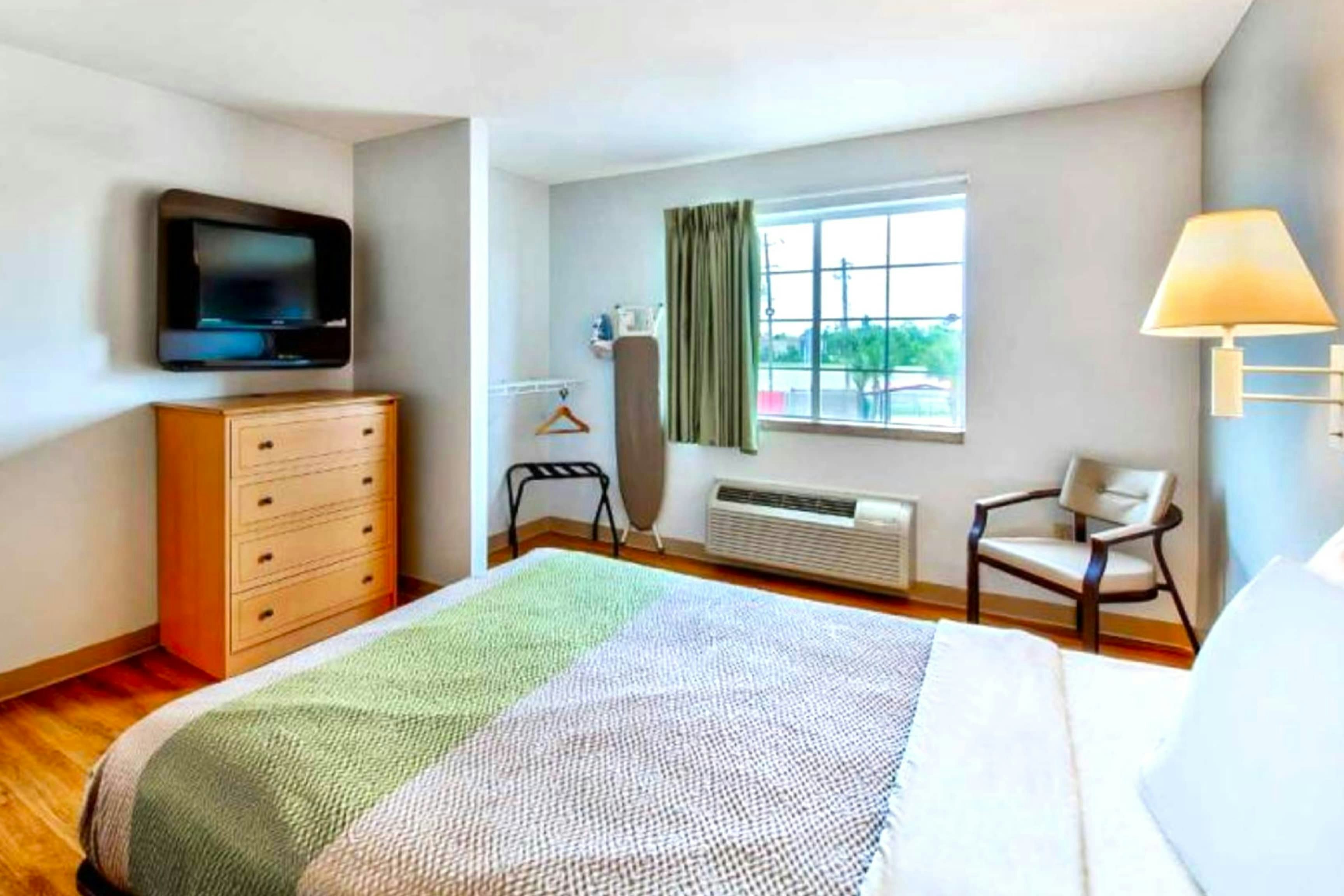 Queen Bed with Kitchenette Smoking