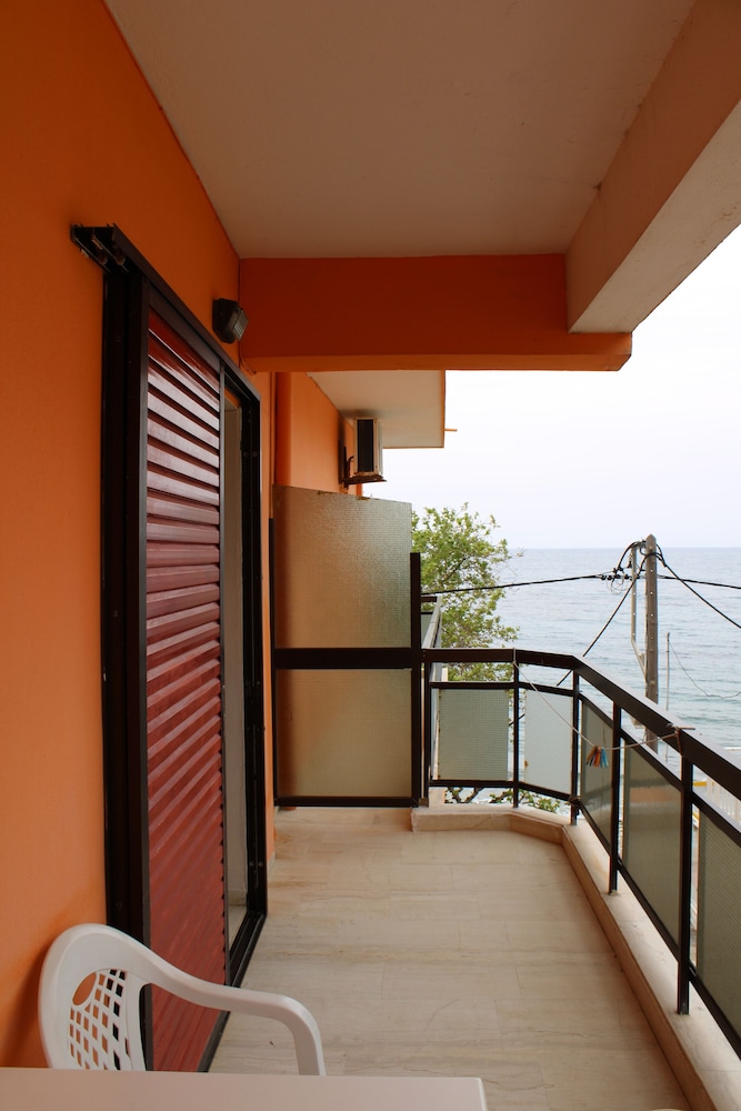 ASTIR ROOMS 8/38