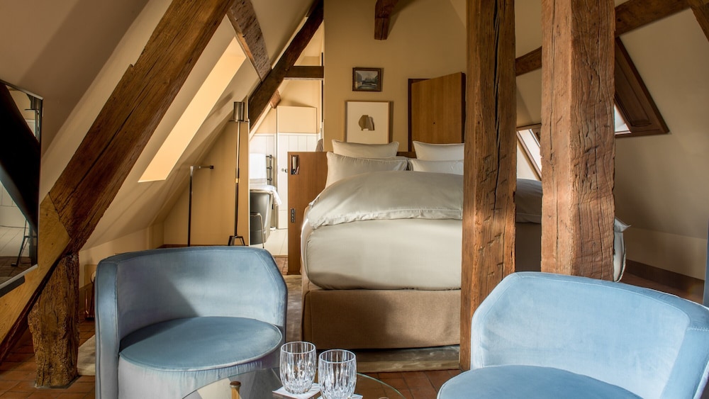 Superior, King Bed, Attic, Cour des Vosges 5/7
