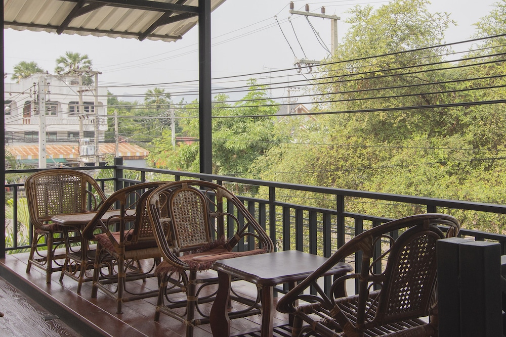 Baan Taklom Chomtalay 44/46