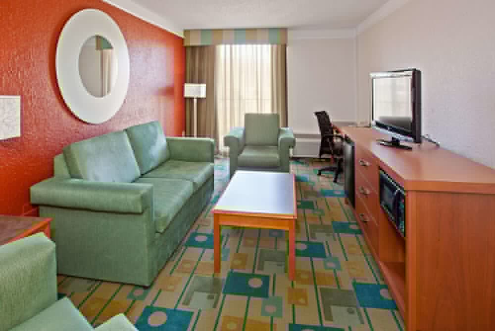 La Quinta Inn & Suites by Wyndham Nashville Airport/Opryland 30/38
