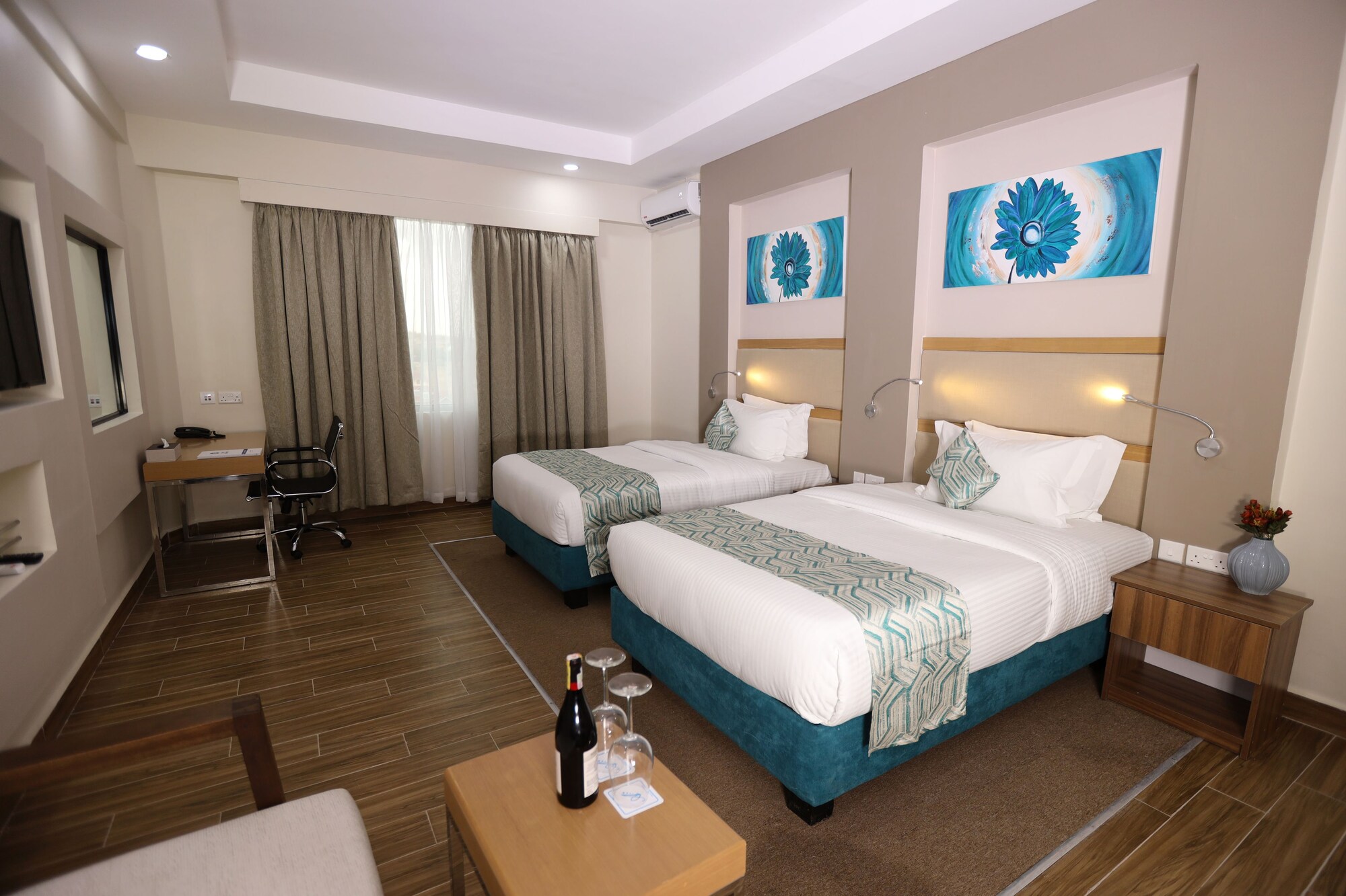 DELUXE, TWIN BEDS