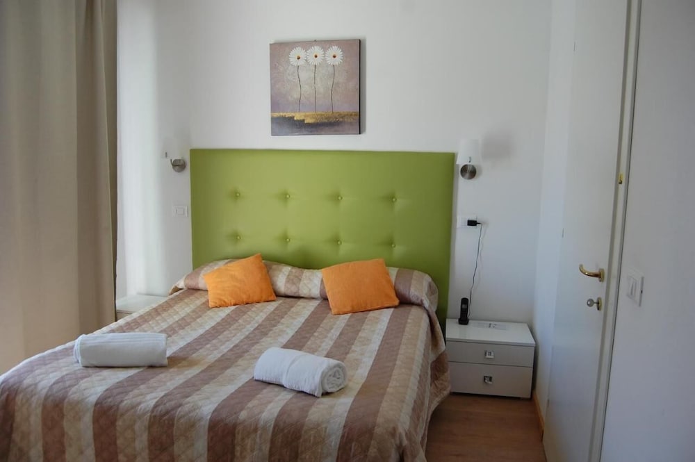 ROOM, DOUBLE OR TWIN BED