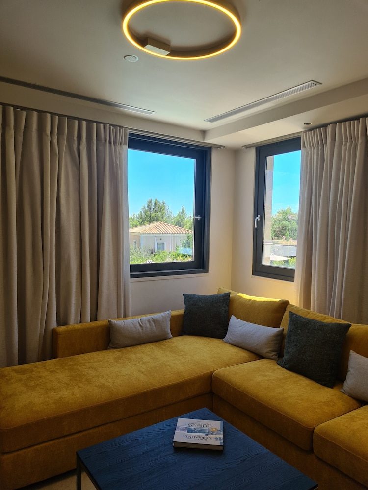 GALAXY, SUITE, POOL VIEW, OUTDOOR JETTED TUB