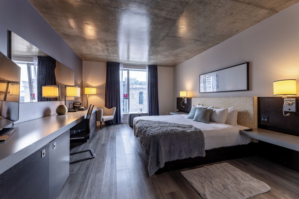 DELUXE, KING BED