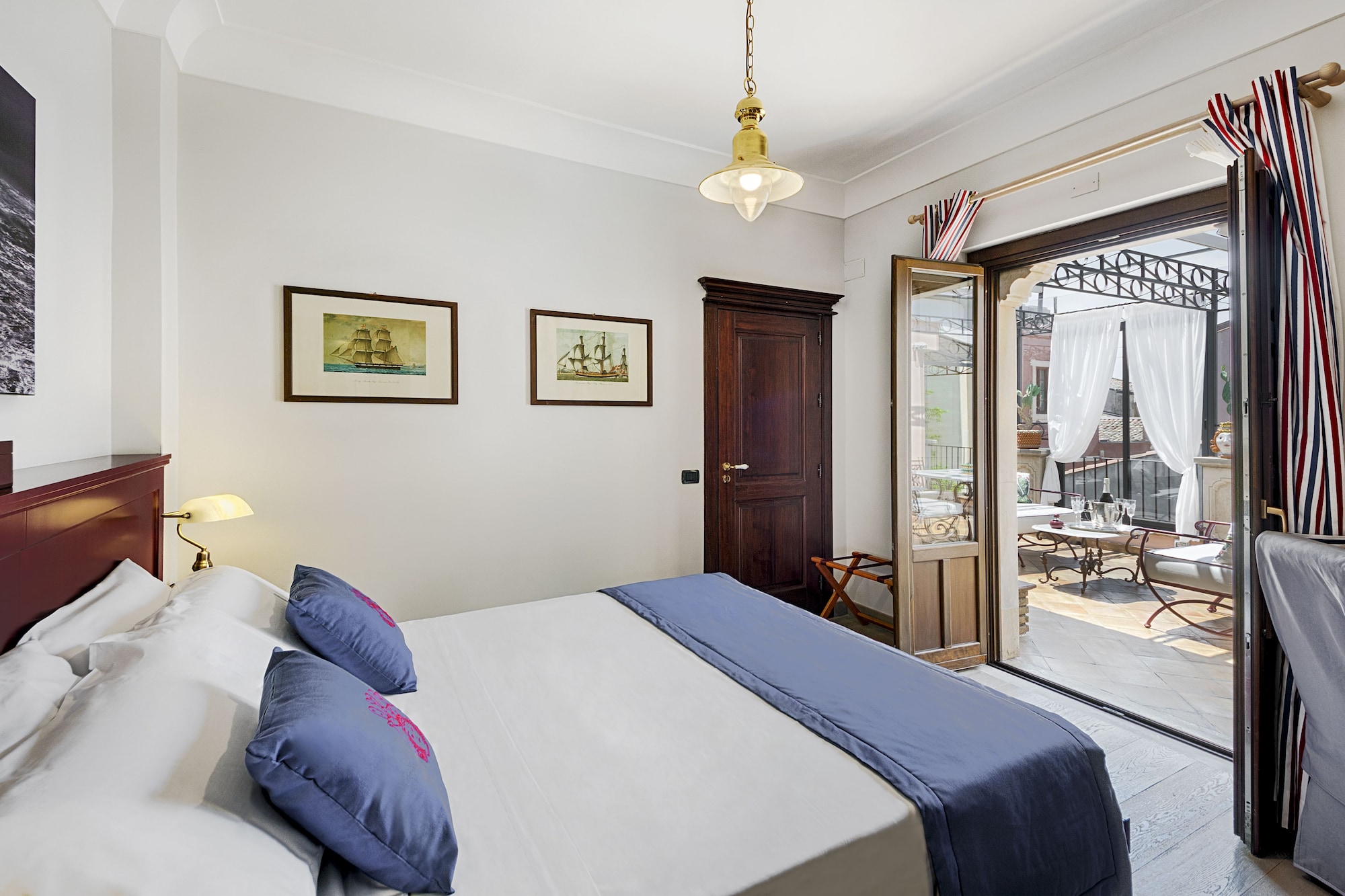 DELUXE, SUITE, QUEEN BED, GARDEN VIEW