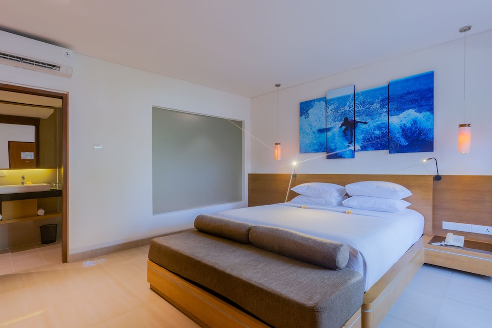 GRAND, QUEEN BED, POOL VIEW