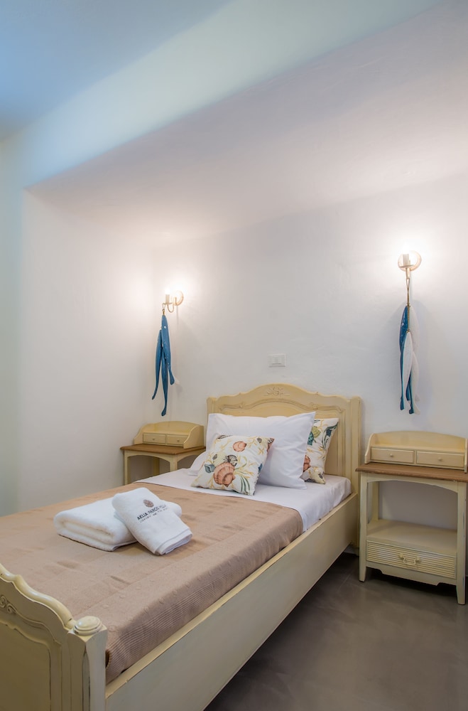 DELUXE, VILLA, SHARED POOL
