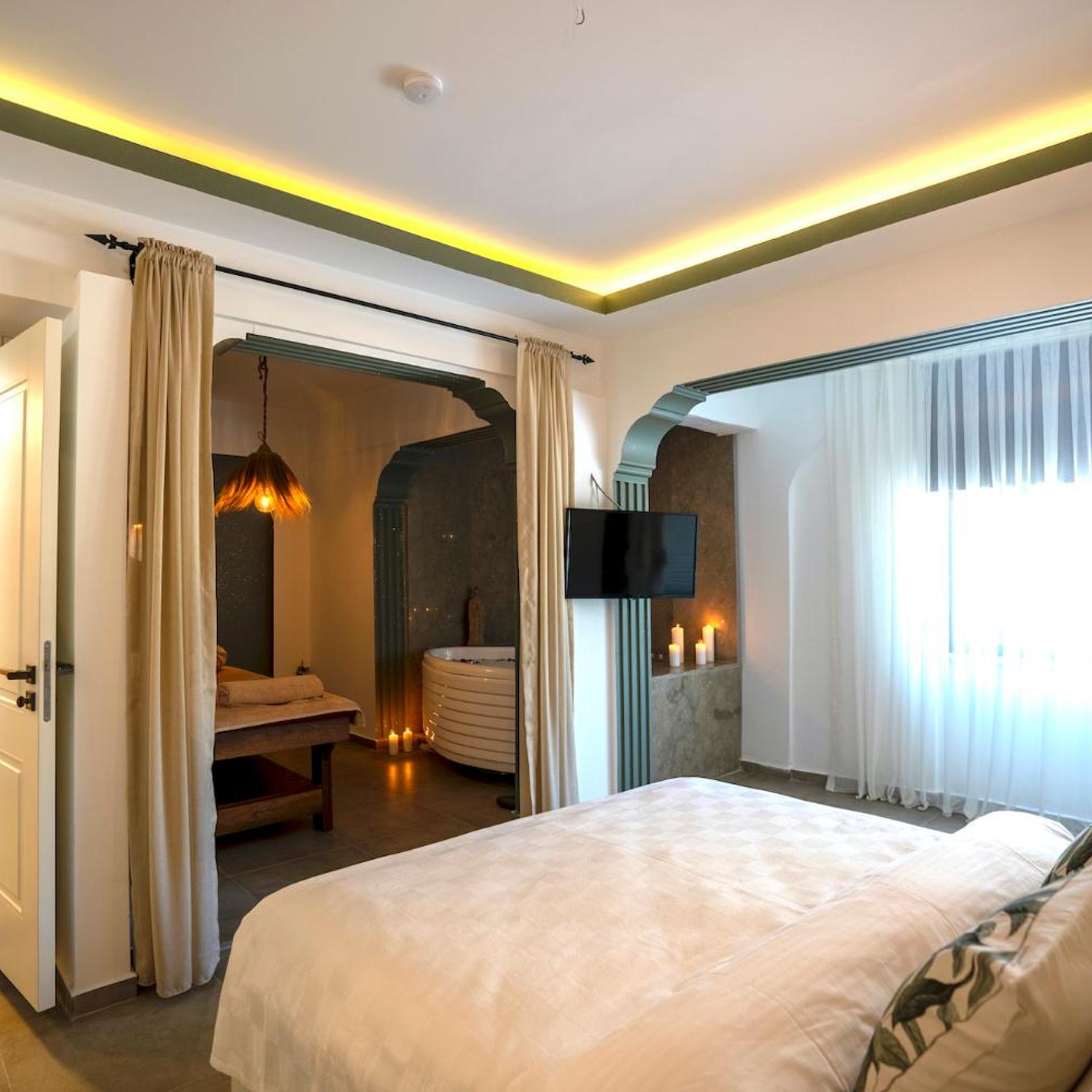 Room, Queen Bed, Hot Tub