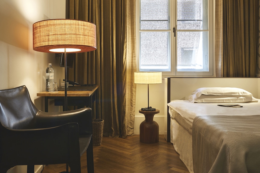 Single Bed, Street View, Next to Elevator