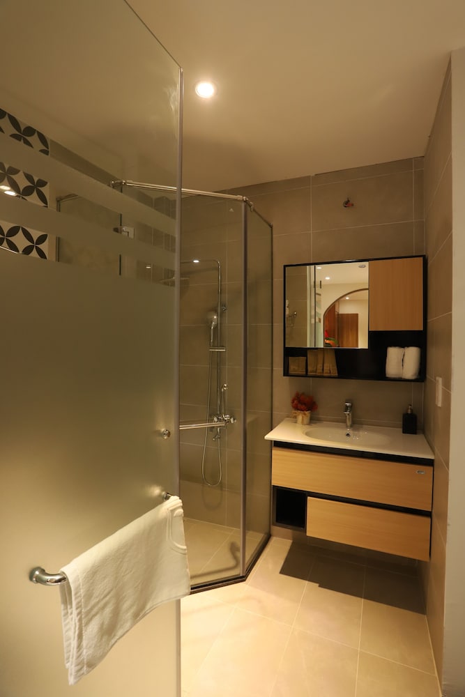 Lanura Apartments and Hotel 44/45