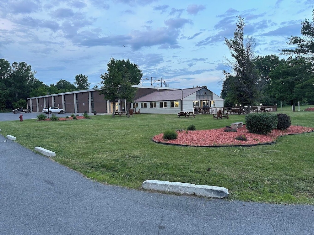 Adirondack Efficiencies Ex Econo Lodge Watertown 37/43