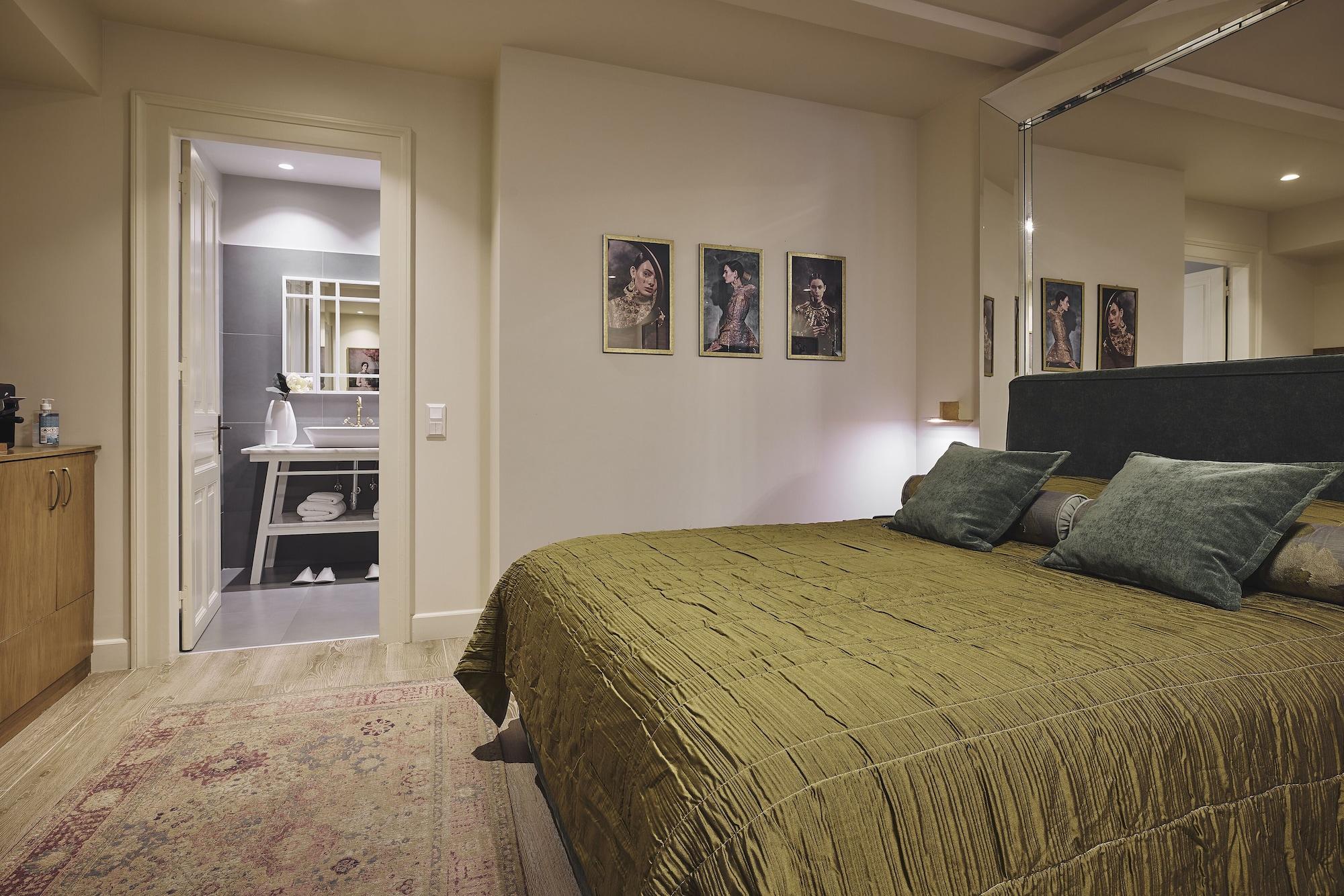 Semi Basement, Junior Suite, Studio, Garden View