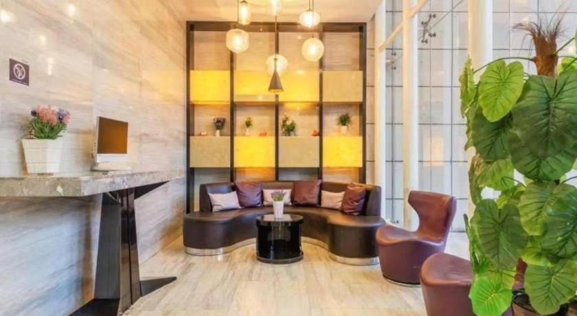 Lavande Hotel(Guangzhou Jiahe Wanggang Metro Station & Junhe Avenue Police Academy Branch) 36/43
