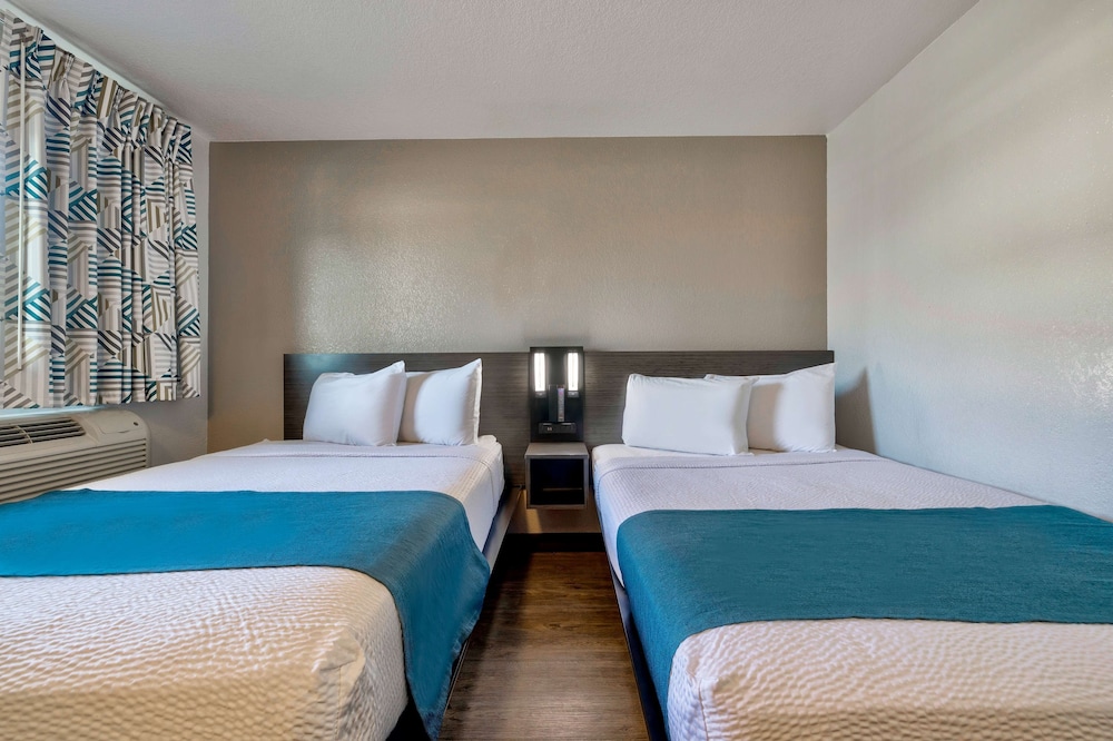 Motel6 Anaheim, CA - Fullerton East 43/59
