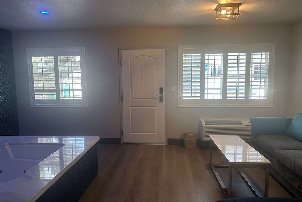 Super 8 by Wyndham Oceanside Downtown 31/50