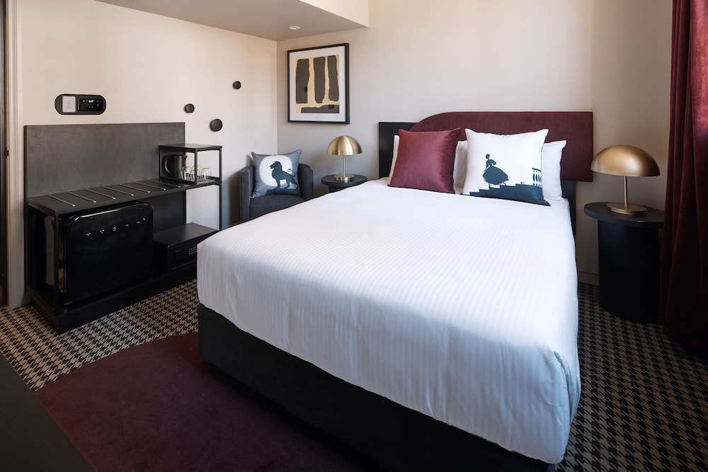 ROOM, QUEEN BED