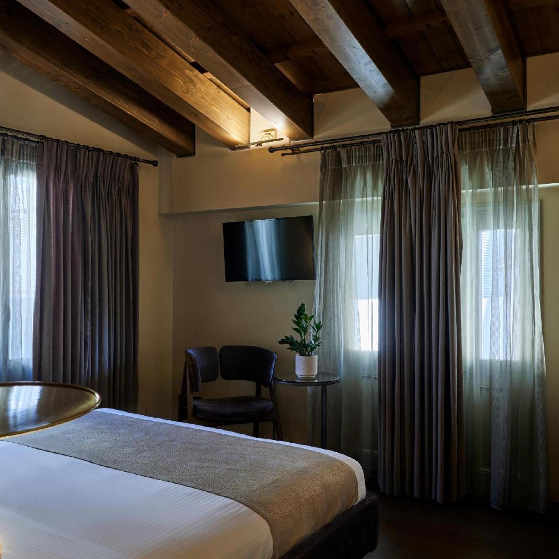 Room, King Bed, Outdoor Jetted Tub, Attic
