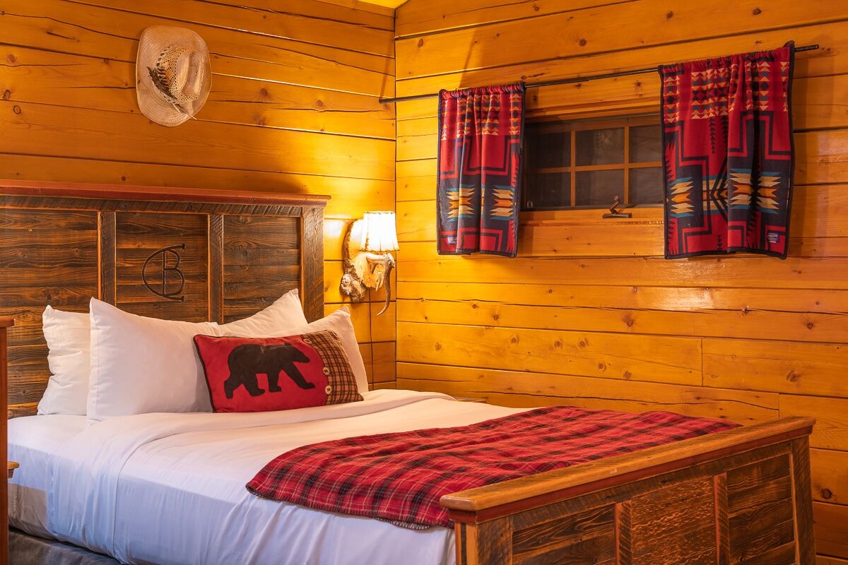 CABIN, QUEEN BED