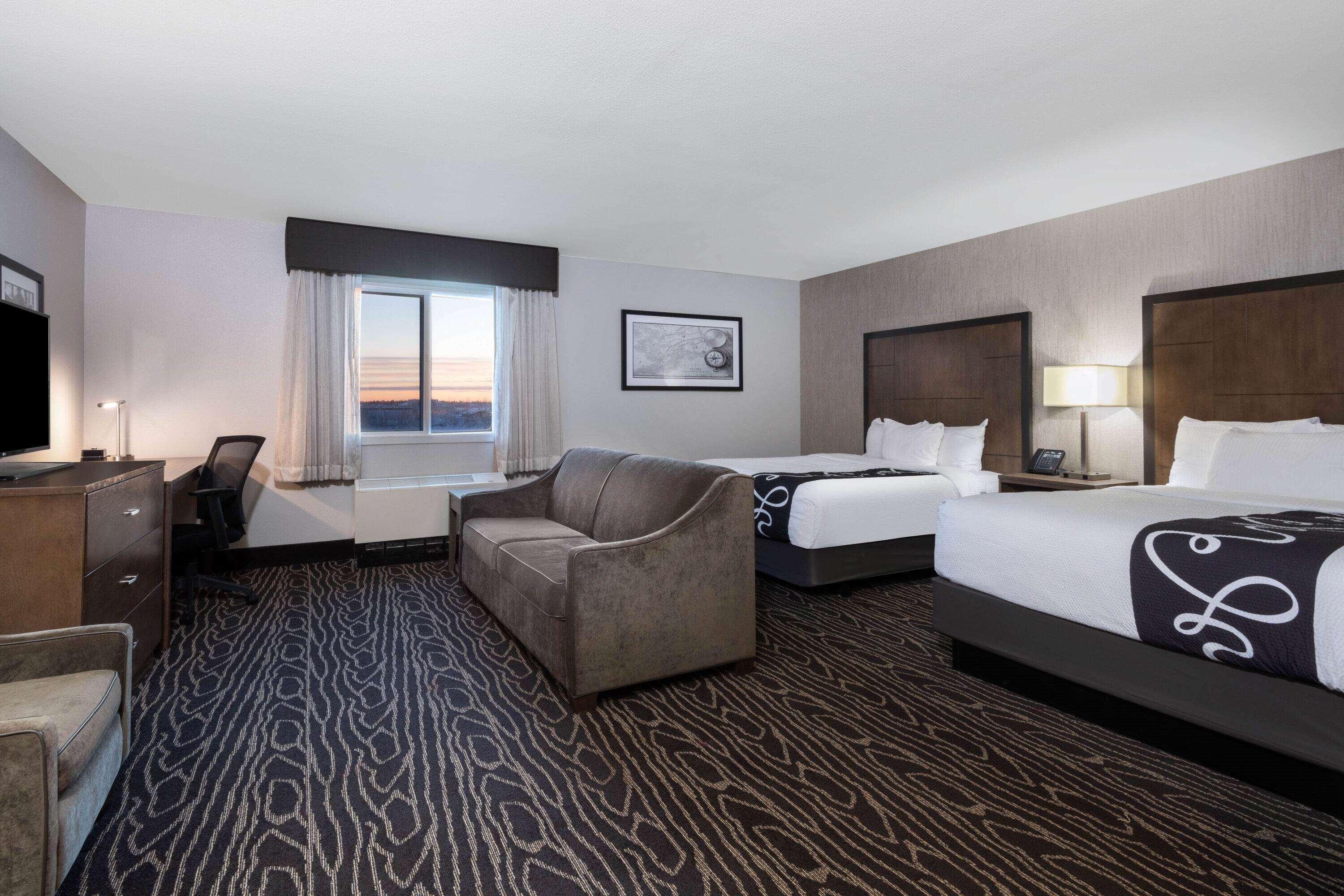 Deluxe, 2 Queen Beds, Airport View, Accessible