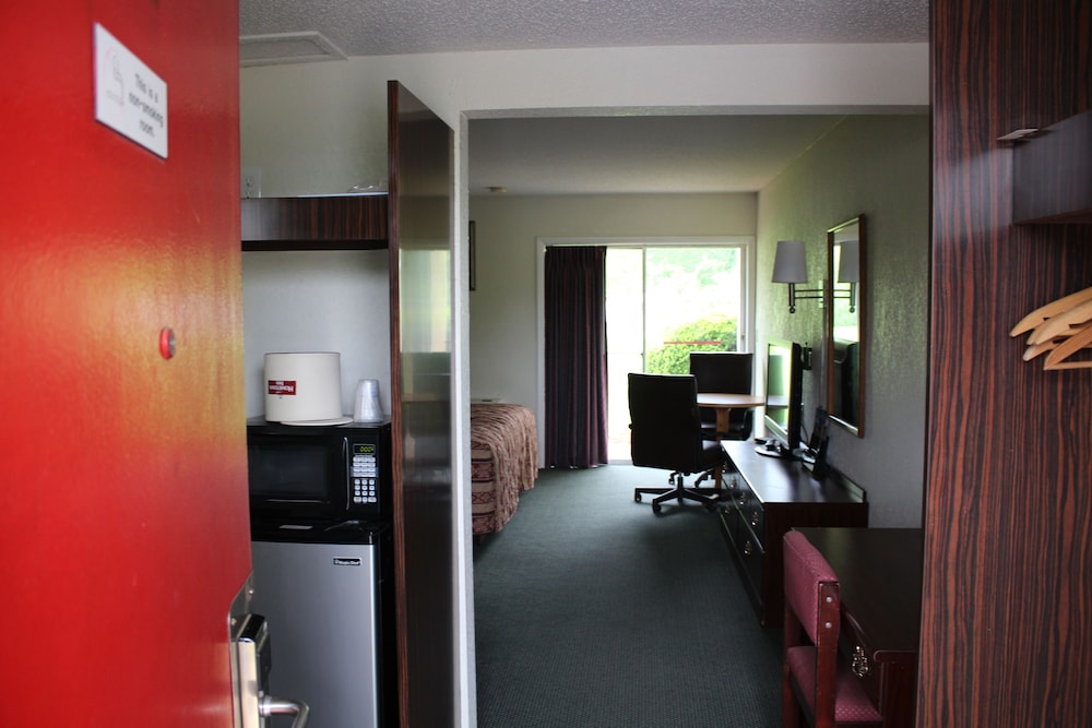 Hometown Inn Staunton VA near Hwy 11 34/50