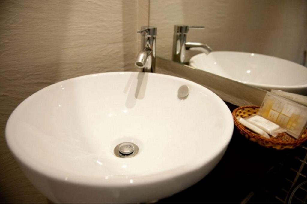 غرفة رباعية بسرير مزدوج وسريرين منفصلين بحمام مشترك، Hostal Bcn 46 2/2