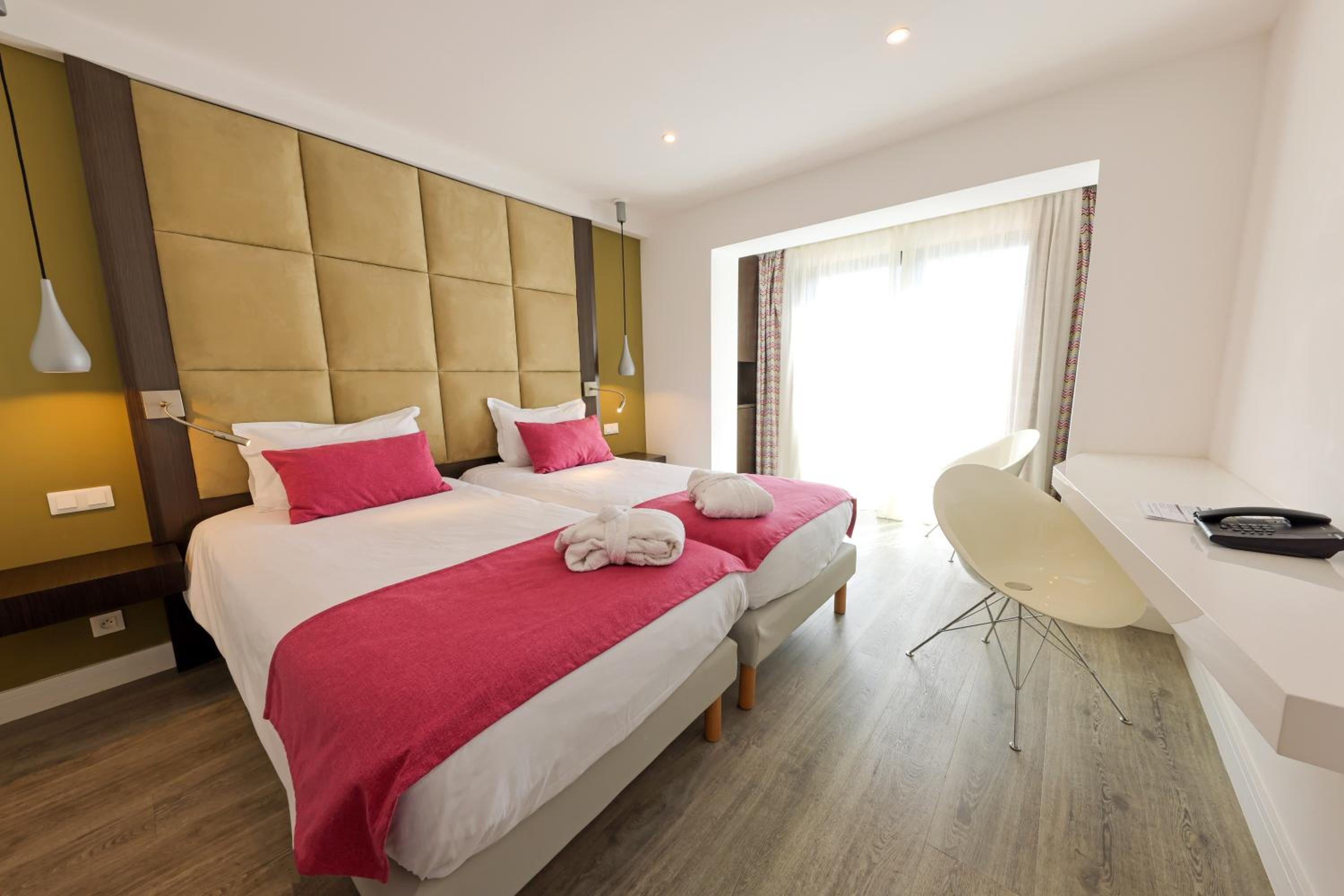 Superior, Twin Beds, Sea Front