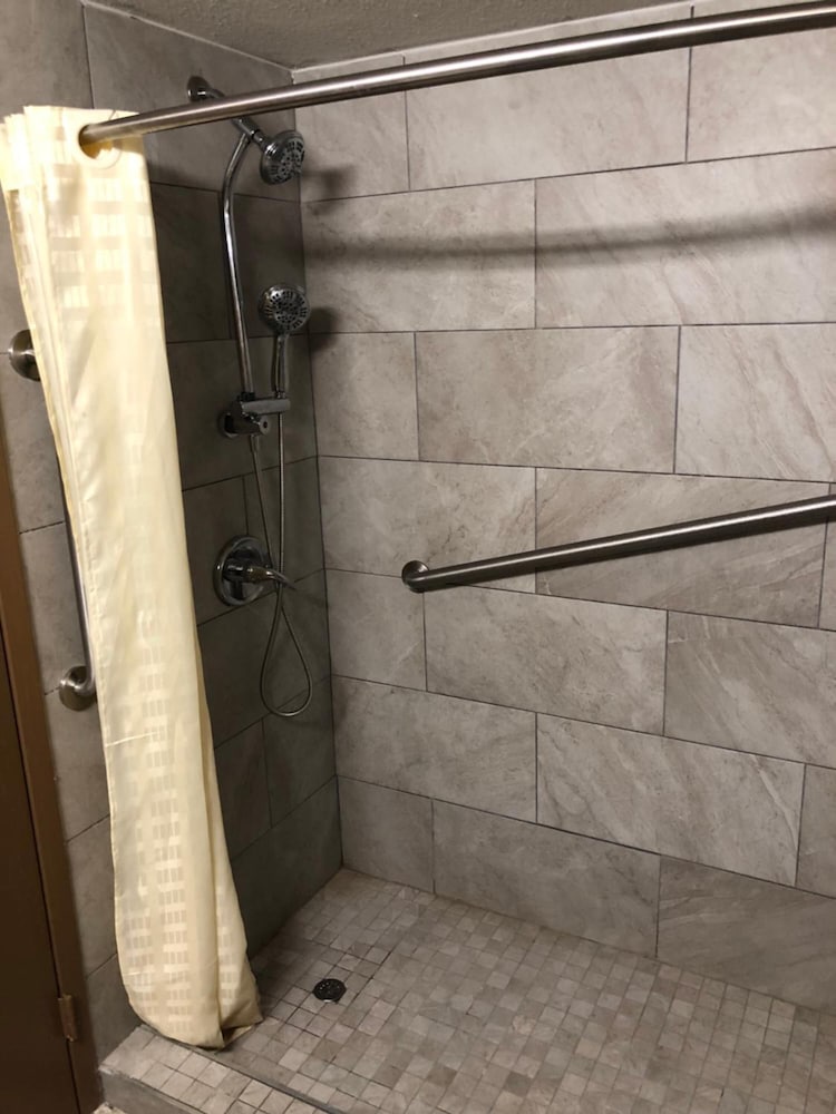 Economy Inn North Randall 20/49