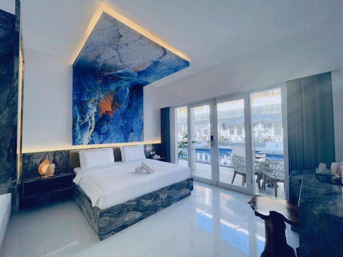 Deluxe, King Bed, Pool Access