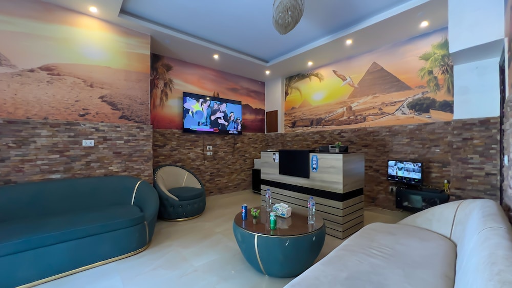 Three Giza Pyramids Inn 52/65