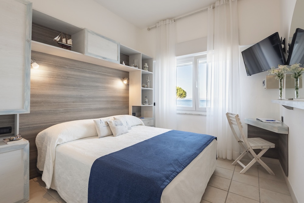 Economy, Double or Twin Bed, Sea View