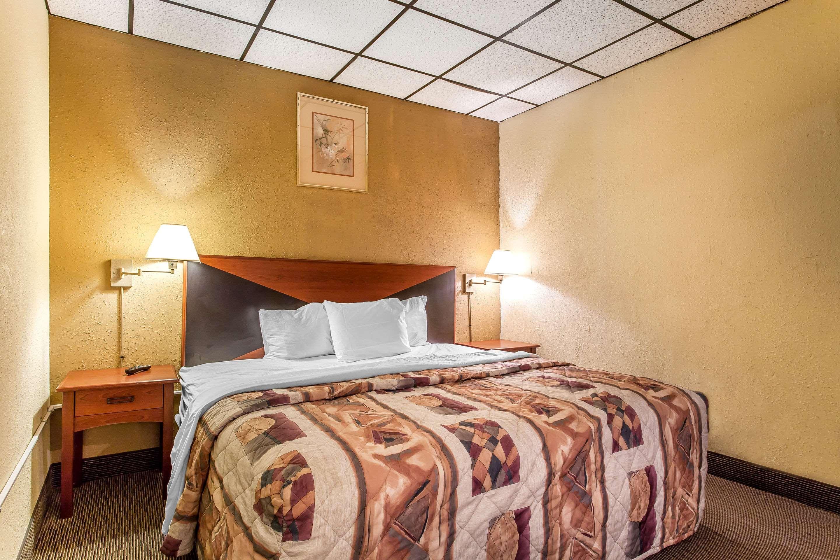 ROOM, KING BED