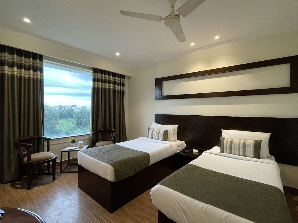 Royale Sarovar Portico Agra 25/65