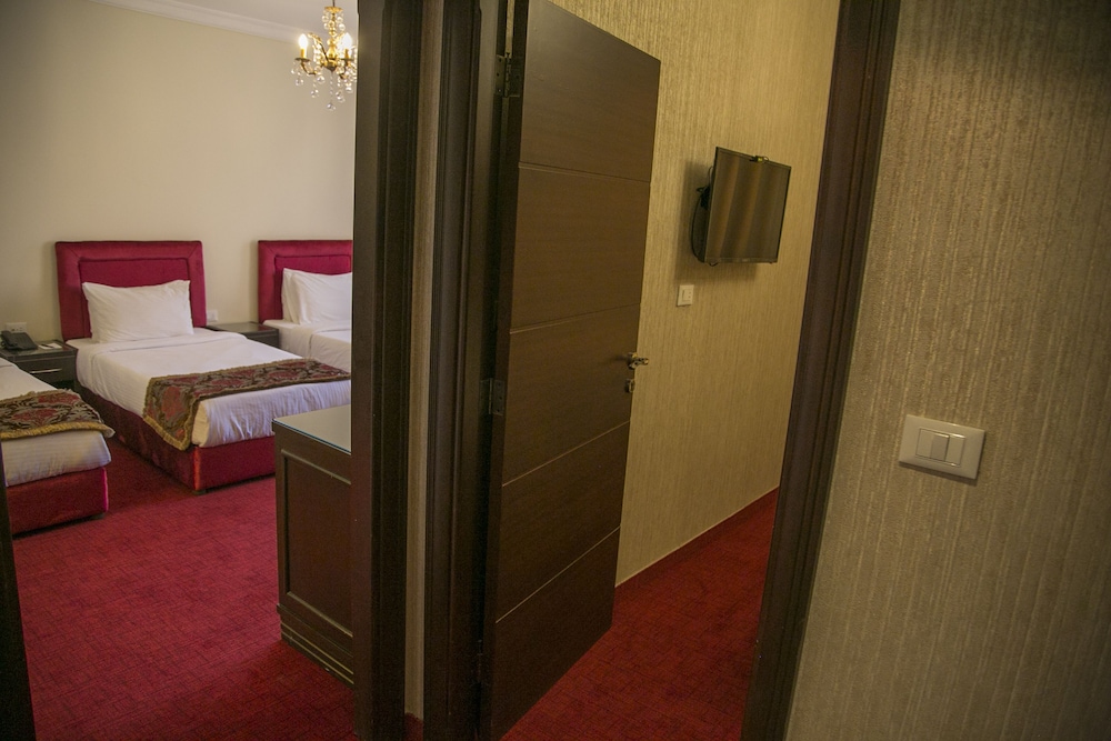 QUEENS SUITE HOTEL 25/61