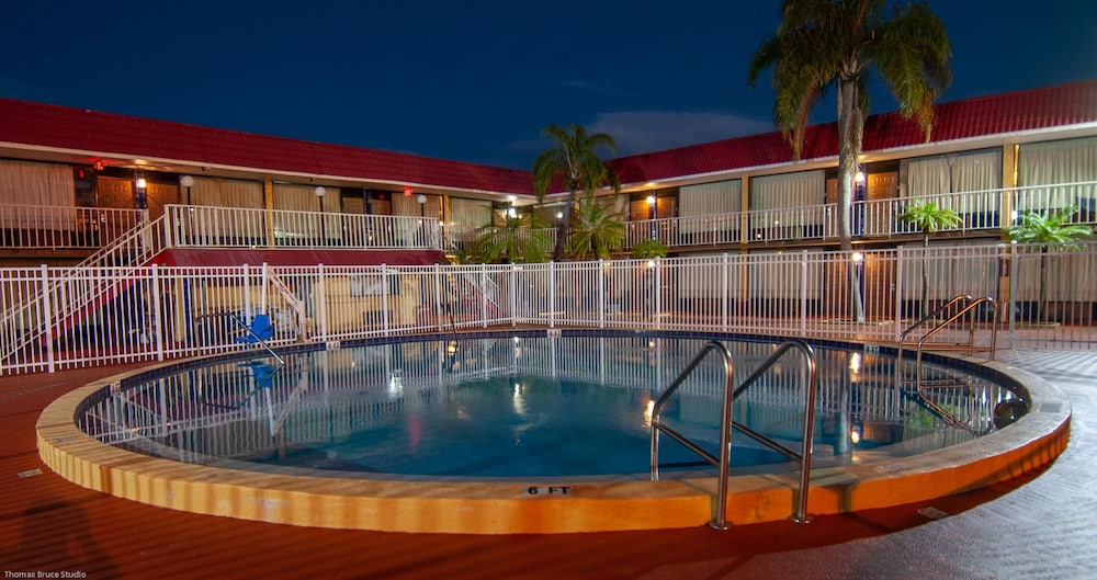 Express Inn & Suites - 5 Miles from St Petersburg Clearwater Airport 9/43