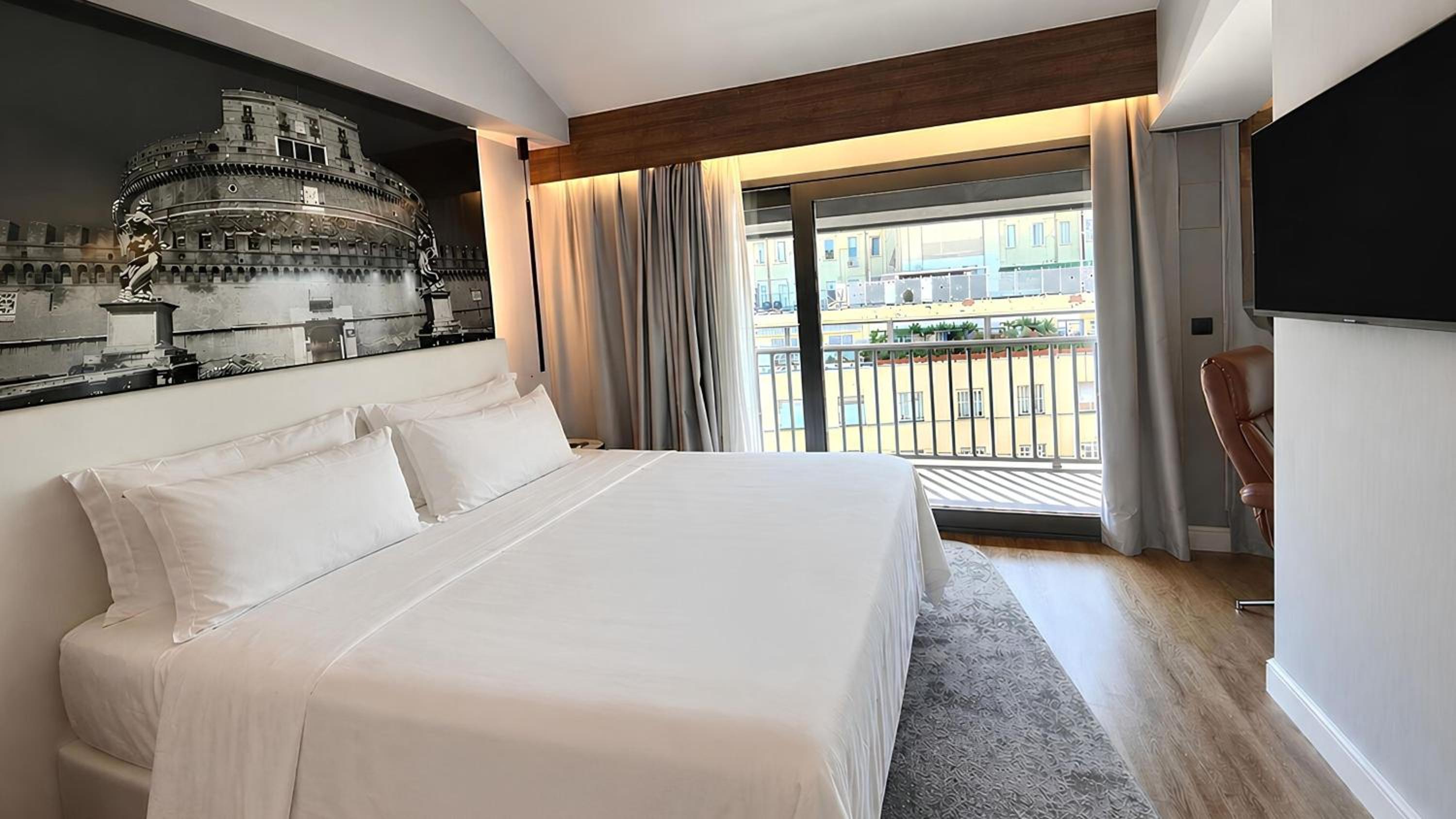 Suite, King Bed, Balcony