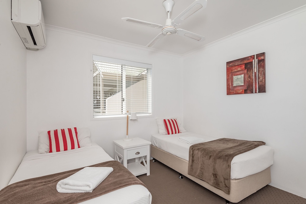 NOOSA OUTRIGGER BEACH RESORT 27/73