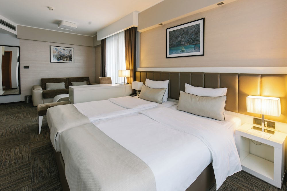 Heritage Hotel 11/50