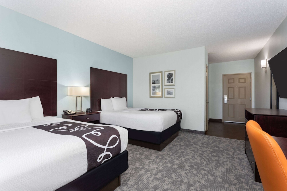 غرفة بسريرين كوين بإطلالة على البحيرة، La Quinta Inn & Suites by Wyndham Bonita Springs Naples N. 2/9