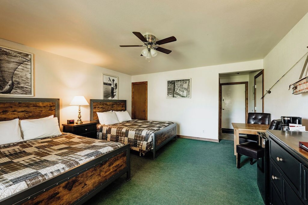 Chico Hot Springs Resort 17/50
