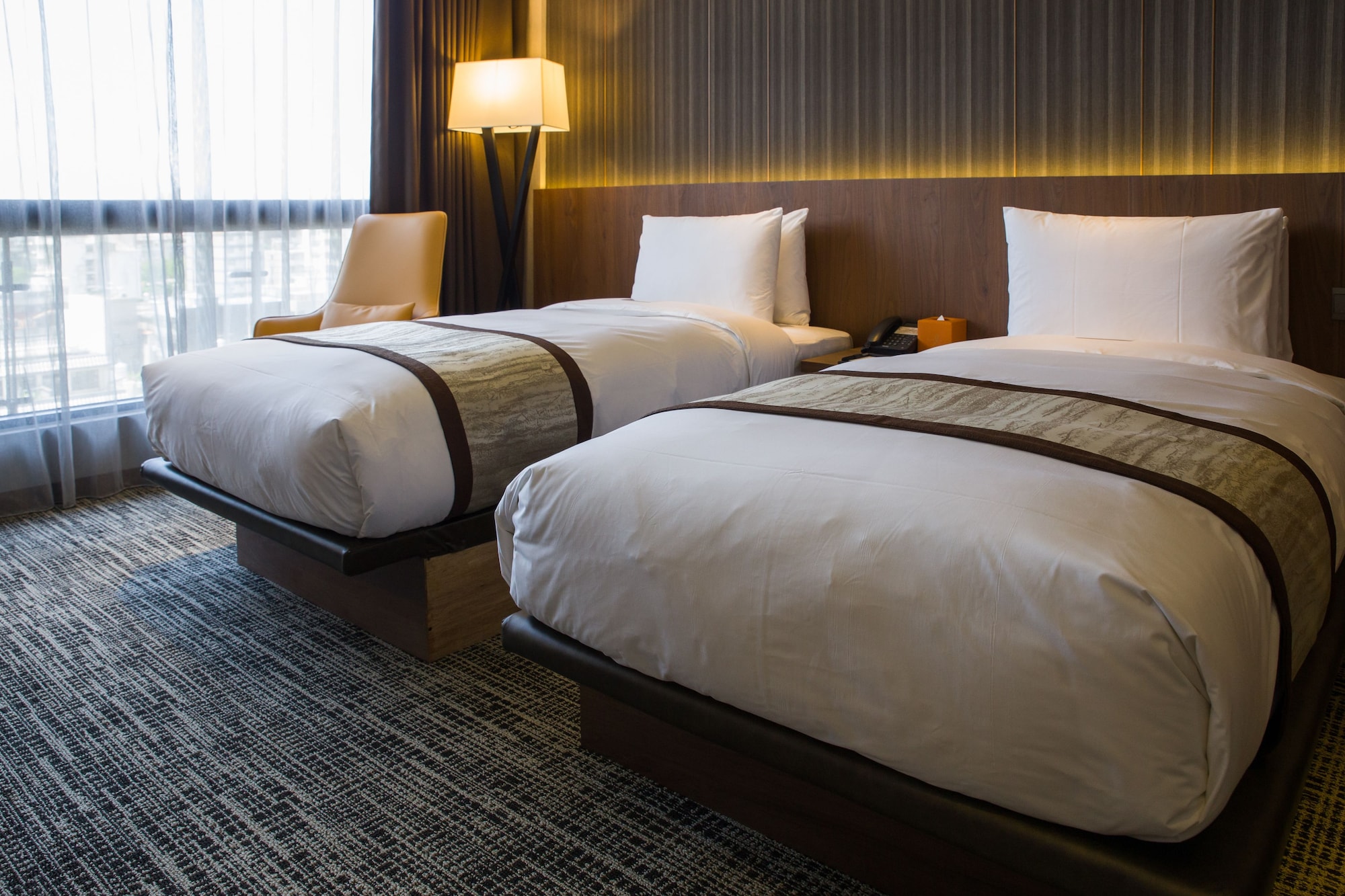 DELUXE, TWIN BEDS