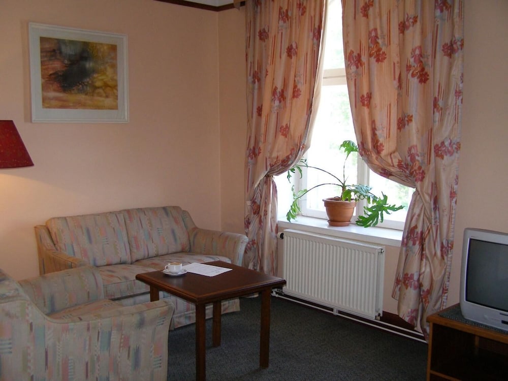 Victoria Hotel 36/49