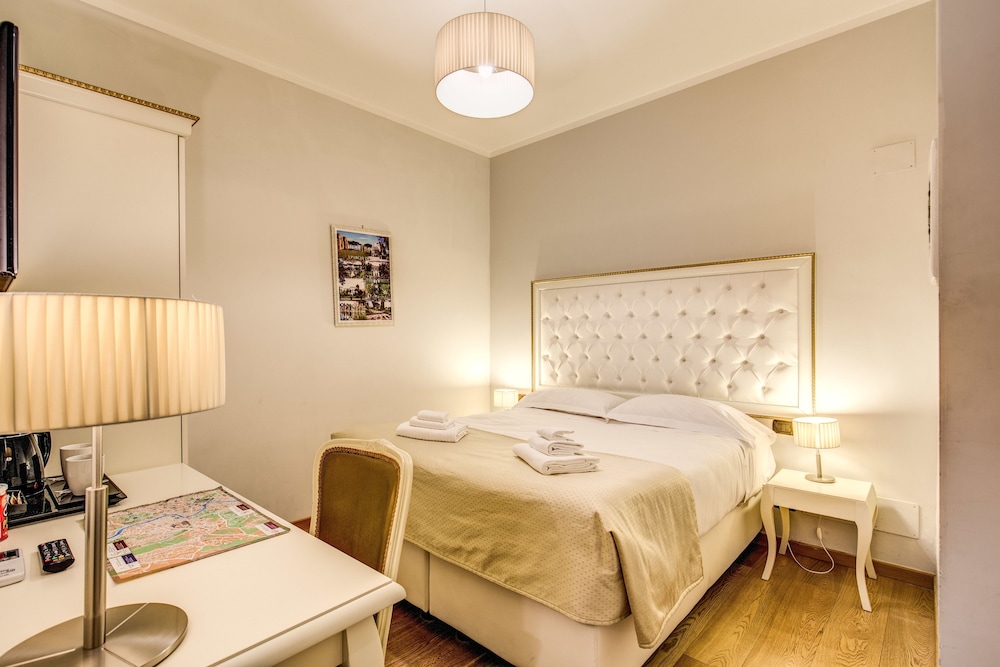 Gravina Suite Frattina 33/53