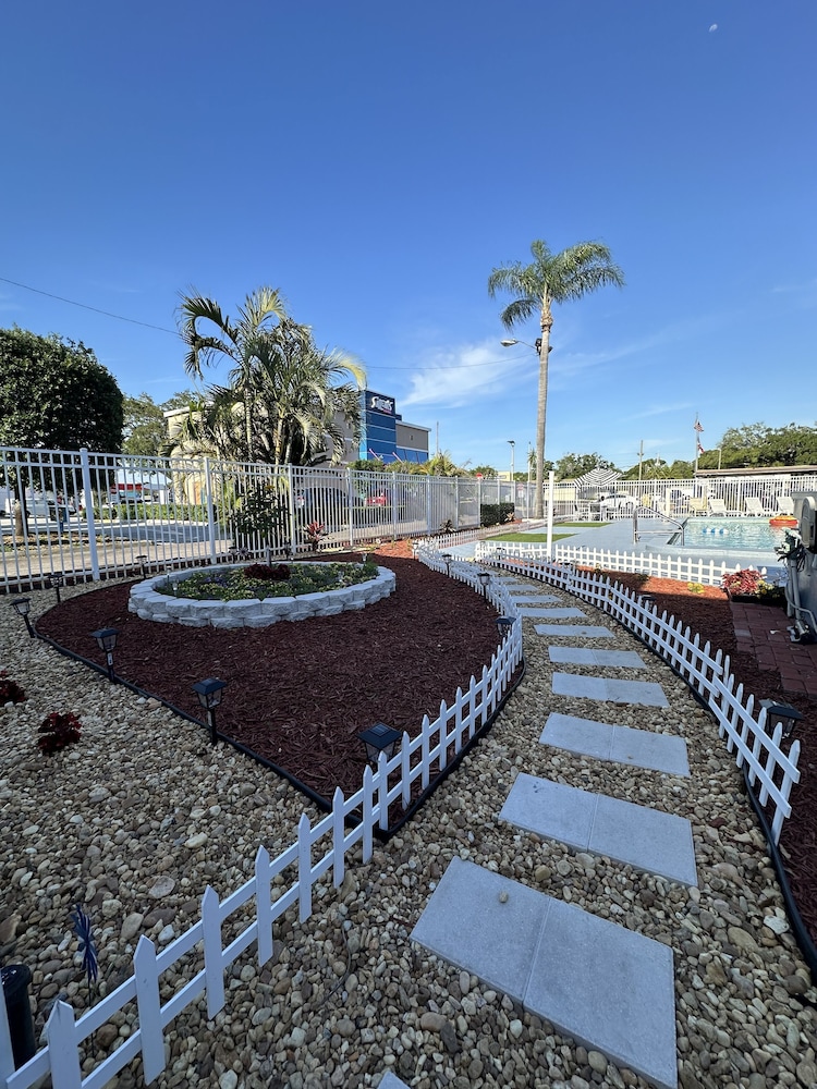 Econo Lodge St. Petersburg Central 45/54