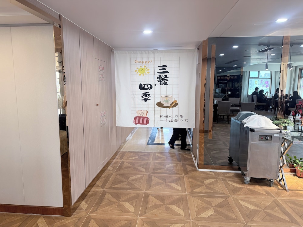 Communication International Hotel 10/34